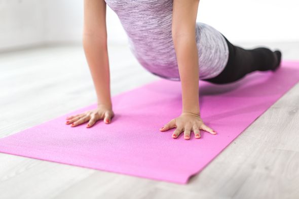 yoga-einklang-vinyasa-flow-tsvschmiden-fellbach-activity-atemkontrolle-dynamisch-sport-tiefenmuskulatur-mediation-achtsamkeit-körperbewusstein